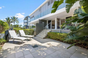The Sunshine Villa ~ 2 Min walk to Village & Beach